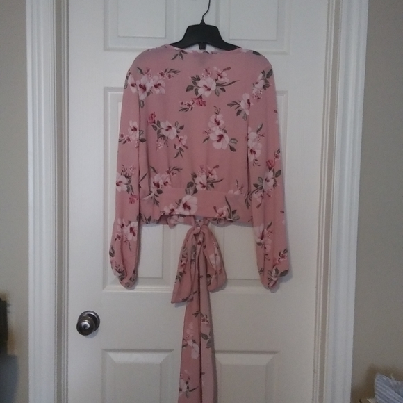 Pink top from sirens. Beautiful for the summer. - Picture 3 of 4